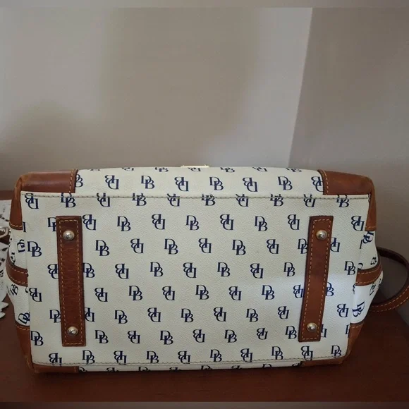 Dooney & Bourke ✨ - Picture 3 of 5
